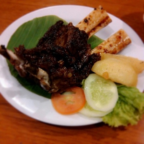 Saung Edi Iga bakar menjadi menu andalan di Saung Edi, Cilegon, Banten. (Foto: Istimewa)
