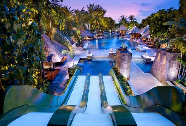 Hard Rock Hotel Bali Fasilitas kolam renang yang dilengkapi saung di Hard Rock Hotel Bali. (Foto: Istimewa)
