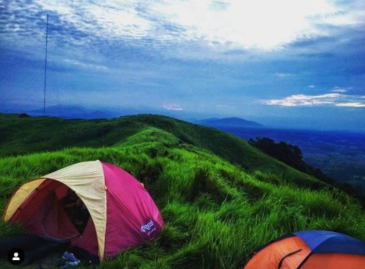 Tempat camping di Tanah Laut Kalimantan Selatan, Bukit Tamiyang (Foto: Instagram/Reg Kalsel 2b) Tempat camping di Tanah Laut Kalimantan Selatan, Bukit Tamiyang (Foto: Instagram/Reg Kalsel 2b)