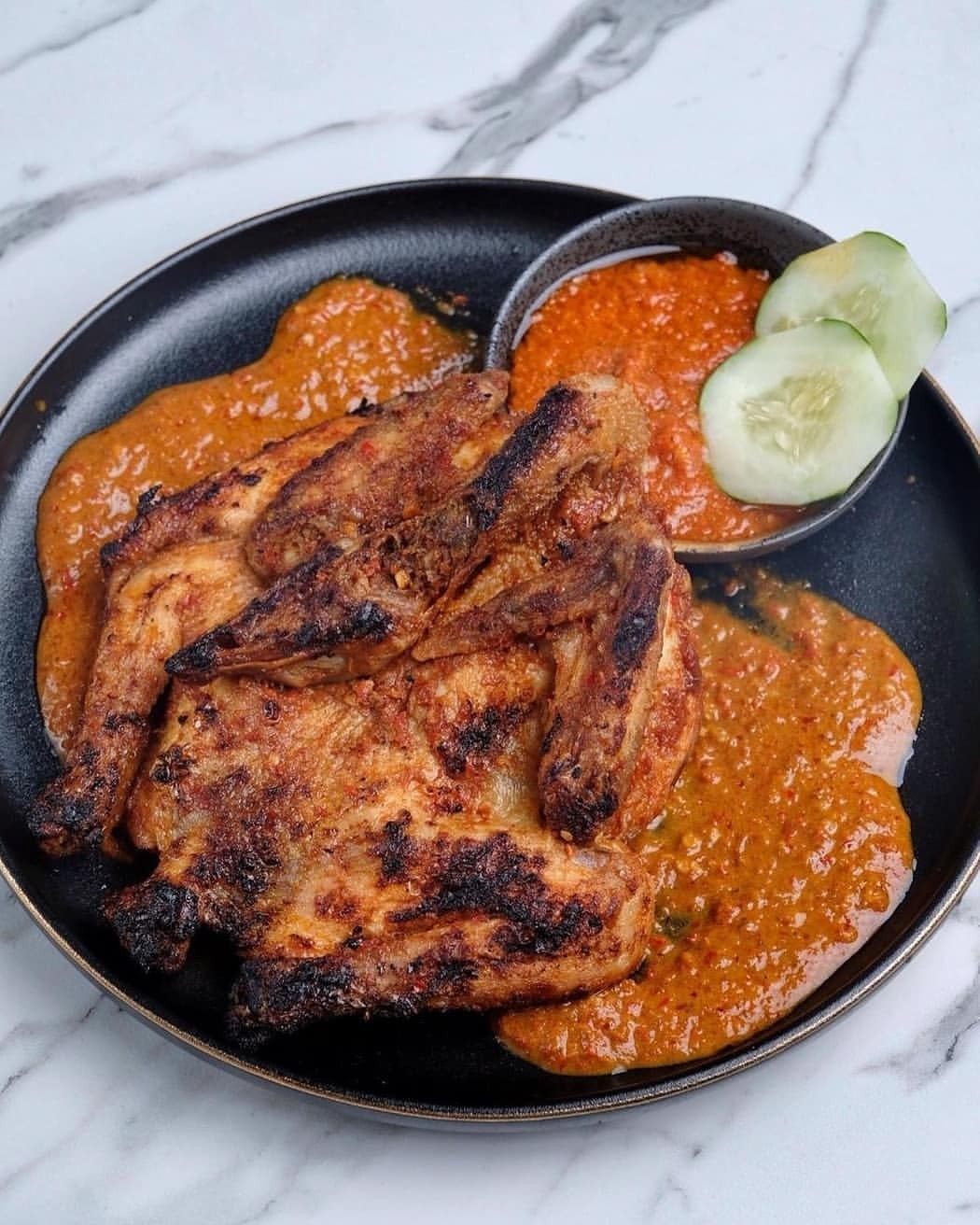 Kuliner NTB Ayam Taliwang Penyajian ayam taliwang di RM Pak Udin. (Foto: Instagram/@ayamtaliwang_pakudin)