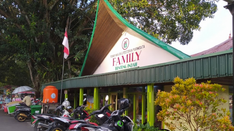 Tempat kuliner di Bukittinggi Tempat kuliner di Bukittinggi, Restaurant Family Benteng Indah (Lara Pamungkas Dokumen)