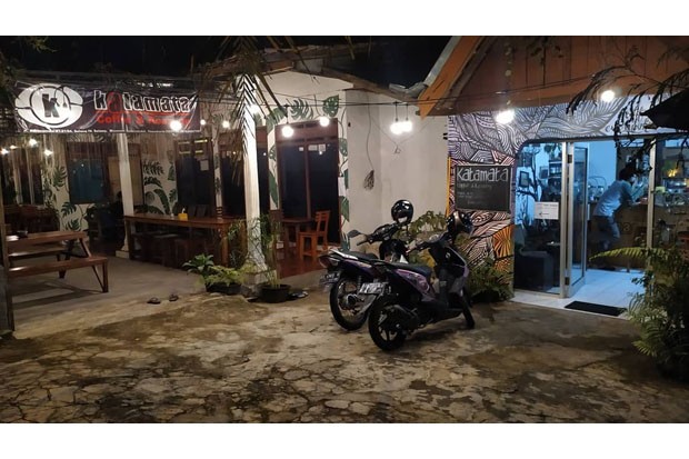 Katamata Coffee Roastery Café ini memproses kopinya secara mandiri. Ada 20 jenis kopi yang dapat kamu nikmati di café ini. (Foto: Instagram @katamata_coffee)
