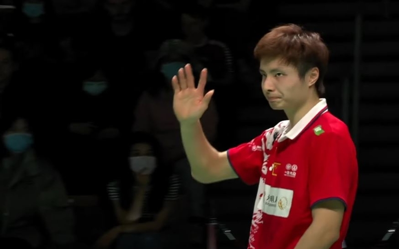 Pebulu tangkis tunggal putra China, Shi Yuqi mundur karena cedera saat melawan wakil Jepang, Kento Momota dalam semifinal Piala Thomas di Ceres Arena, Aarhus, Denmark, Sabtu (16/10/2021). (Foto: Youtube/BWF TV)