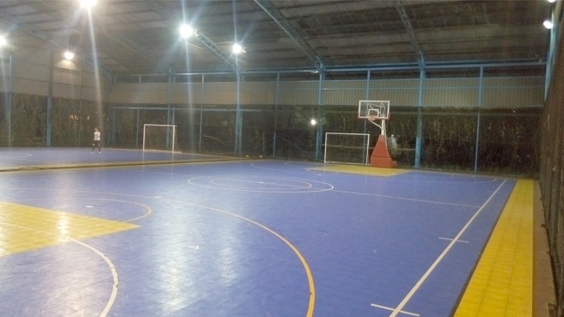 Basketball Court Batununggal Bandung menawarkan kenyamanan karena indoor. (Foto: batununggalindahclub.com)