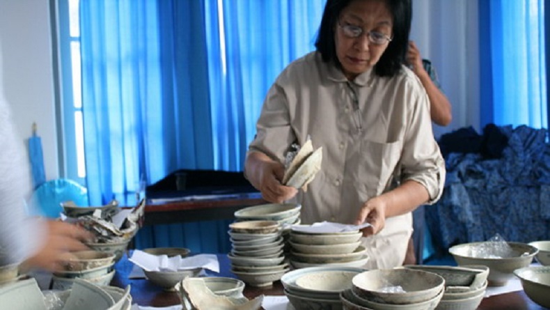 keramik harta karun cirebon Tim Arkeolog dari Kementerian Budaya dan Pariwisata Dirjen Sejarah dan Purbakala Direktorat Peninggalan Bawah Air meneliti keramik China yang ditemukan di perairan Subang pada 2010 lalu. (Foto: Dokumentasi KKP)