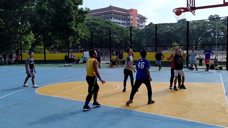 Berlatih basket di Lapangan Basket Saparua Bandung. (Foto: YouTube/ayah alghi_alea)