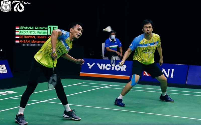 Ganda putra Indonesia, Mohammad Ahsan/Hendra Setiawan tumbang oleh pasangan Jerman Mark Lamsfuss/Marvin Seide dalam ajang Denmark Open 2021 di Odense Sport Park, Rabu (20/10/2021). (Foto: Twitter/@INABadminton)