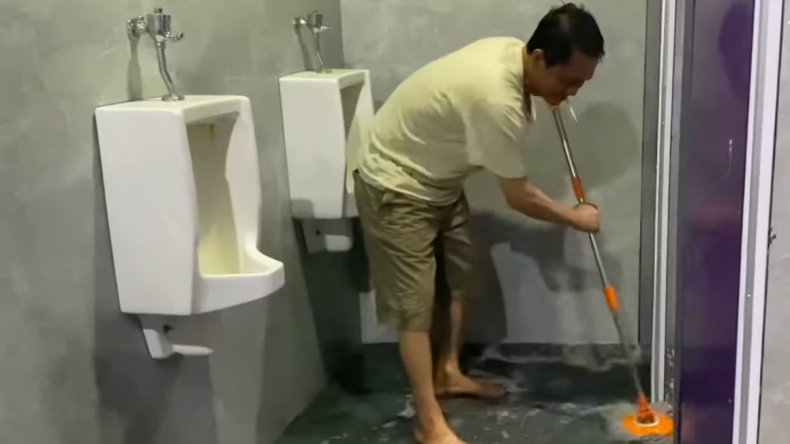 Wakil Bupati Way Kanan, Lampung, Ali Rachman membersihkan toilet umum (YouTube DRB TV)