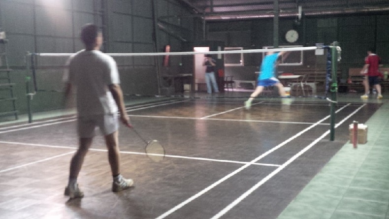 Warga bermain bulu tangkis di GOR Badminton Kote 28. (Foto: foursquare.com)