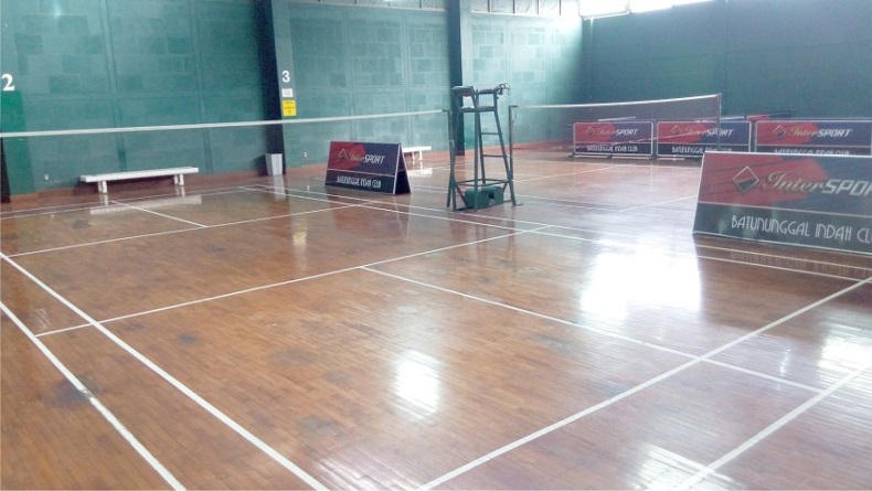 Batununggal Indah Club menyediakan lapangan badminton dengan fasilitas lengkap. (batununggalindahclub.com)