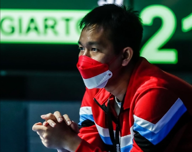 Ada pemandangan menarik di partai tunggal putra Tommy Sugiarto vs Thomas Rouxel di 16 besar Denmark Open 2021. Hendra Setiawan jadi pelatih Tommy. (foto: Instagram/BWF.official).