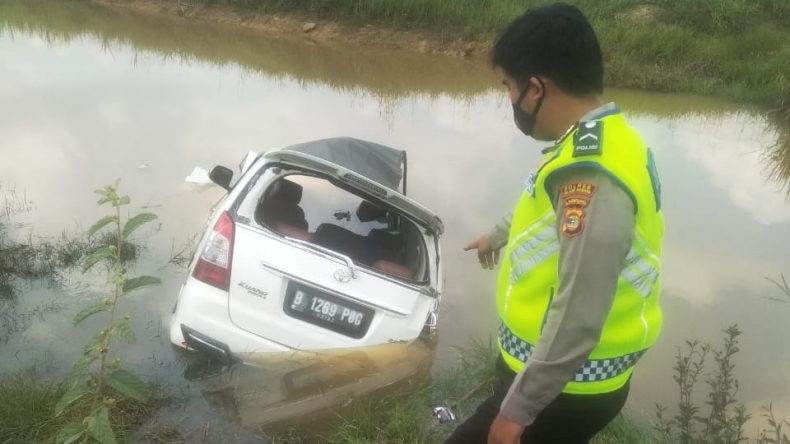 Kecelakaan Innova Mobil Toyota Innova putih B 1269 POG ringsek usai terjun ke sungai di Tulang Bawang, Lampung. Akibatnya, dua penumpang tewas (Istimewa)