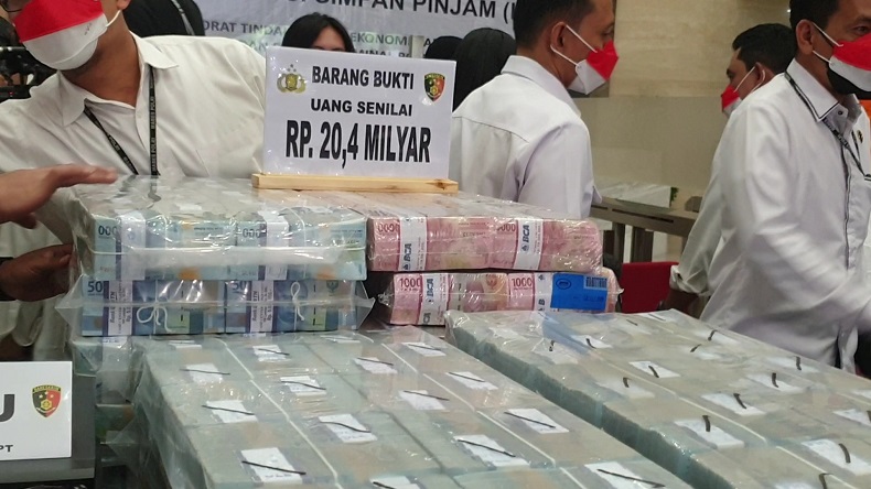 Uang sitaan pinjol ilegal Uang sitaan dari pinjol ilegal disita (Foto: Puteranegara Batubara)