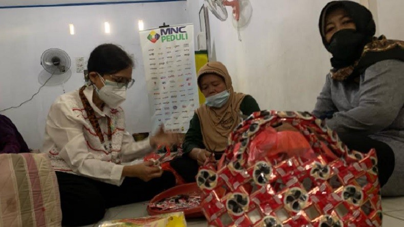 Mnc Peduli Plastik Jonathan MNC Peduli bersama MNC Sekuritas menyelenggarakan program Corporate Social Responsibility (CSR) di kawasan Kelurahan Sumur Batu, Kecamatan Bantargebang, Kota Bekasi, Selasa (26/10/2021). (Foto: Jonathan Nalom).