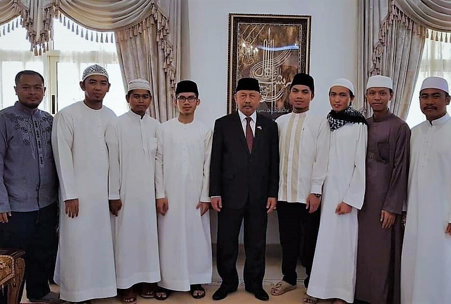 Andi Purnomo (keempat dari kanan) bersama Duta Besar RI untuk Persatuan Emirat Arab di Abu Dhabi, H.E. Husin Bagis. (Foto: Humas Pemkab Tegal)