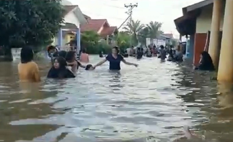 Banjir di Sekadau semakin meluas. (Foto: iNews/Uun Yuniar)