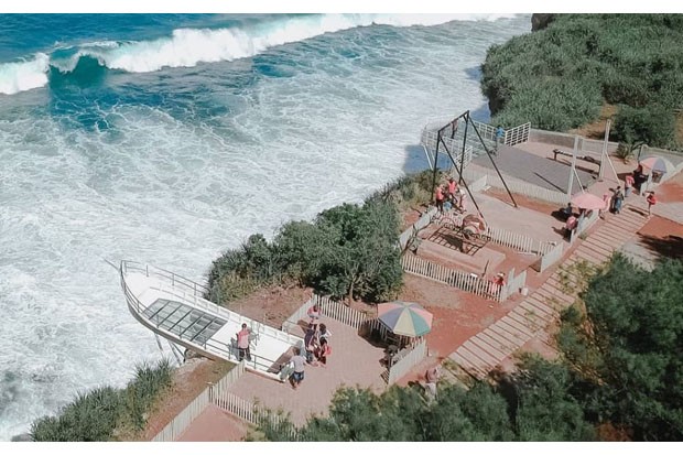 Teras Kaca Pantai Nguluran erletak di Girikarto, Panggang, Gunungkidul. (Foto : @teraskaca)