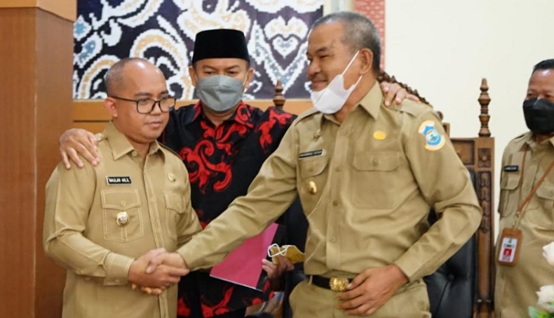 Momen bersalaman antara Wali Kota Pangkalpinang Maulana Aklil dengan Wakil Wali Kota Pangkalpinang M Sopian. (Foto: Ist)