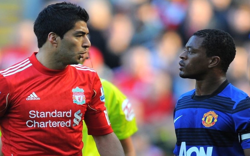 Luis Suarez dan Patrice Evra Luis Suarez pernah melakukan ujaran rasialis pada Patrice Evra di laga Liverpool vs Manchester United pada Oktober 2011. (Foto: Twitter/@MfsDeez)