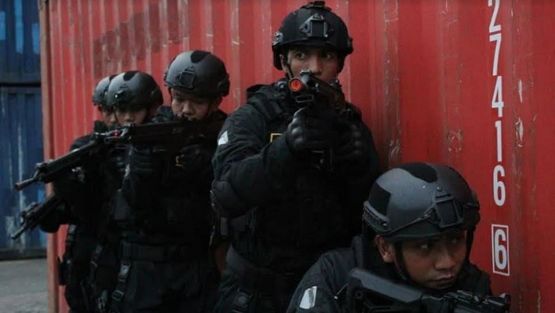 Prajurit Yonif Para Raider 433 Kostrad menyergap kelompok teroris yang penculik pejabat daerah di Makassar, Senin (8/11/2021). (Foto: Dok. TNI AD).