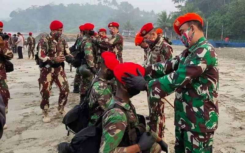 Prajurit Kopassus dan baret merah kebanggaannya. (Foto: TNI)