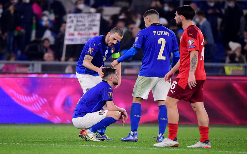Bintang Timnas Italia, Jorginho tampak kecewa setelah gagal mengeksekusi penalti ke gawang Swiss dalam laga Kualifikasi Piala Dunia 2022 di Stadion Olimpico, Roma, Sabtu (13/11/2021). (Foto: REUTERS/Alberto Lingria)