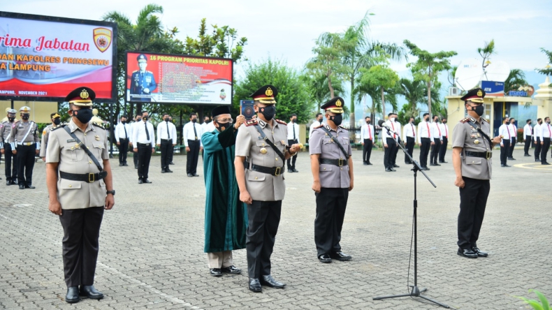 Kapolda Lampung Irjen Pol Hendro Sugiatno memimpin upacara serah terima jabatan (sertijab) sejumlah kapolres (Yuswantoro/MNC Portal)