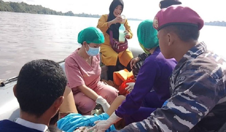 Ibu Melahirkan Di Perahu Sekadau 2 Bidan Puskesmas Sekadau membantu proses persalinan di atas perahu TNI AL. (Antara)