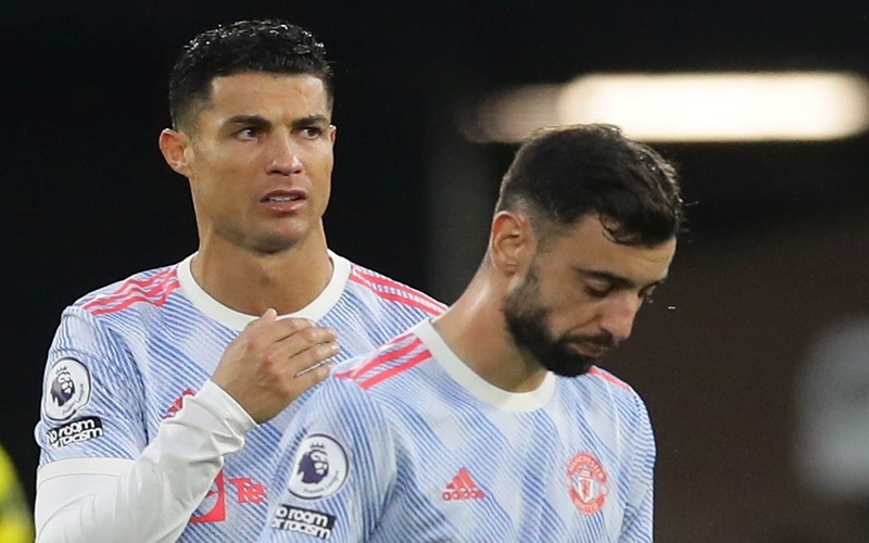 Cristiano Ronaldo dan Bruno Fernandes Dua bintang Manchester United, Cristiano Ronaldo dan Bruno Fernandes memperlihatkan wajah kecewa seusai timnya dikalahkan 1-4 oleh tim papan bawah Watford dalam laga Liga Inggris 2021/2022 di Stadion Vicarage Road, Sabtu (20/11/2021). (Foto: REUTERS/