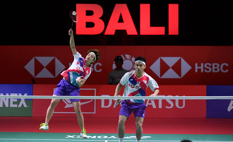 Dechapol/Sapsiree Ganda campuran Thailand Dechapol Puavaranukroh/Sapsiree Taerattanachai saat juara Indonesia Masters 2021. (Foto: Humas PBSI)