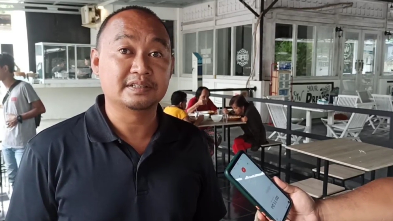 Warung makan gratis-1 Bripka Angga, anggota Polres Bangka Selatan membuka warung makan gratis di Pangkalpinang, Babel (Haryanto/MNC Portal)