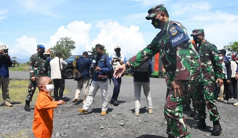 Ksau KSAU Marsekal TNI Fadjar Prasetyo bertemu Egi Ryuji (3) di Lumajang, Jawa Timur. (Foto Dispenau).