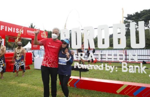 Gubernur Jateng Ganjar Pranowo dan istri, Siti Atiqoh Supriyanti pose di depan baliho ajang Borobudur Marathon 2021 di Magelang, Minggu (28/11/2021). (Foto: ist)