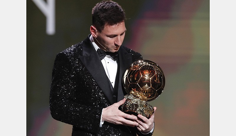 Bintang Paris Saint-Germain (PSG), Lionel Messi raih Ballin dOr ke-7, Selasa (30/11/2021) dini hari WIB. Dia memberikan penghormatan khusus untuk Lewandowski. (Foto: Marca)