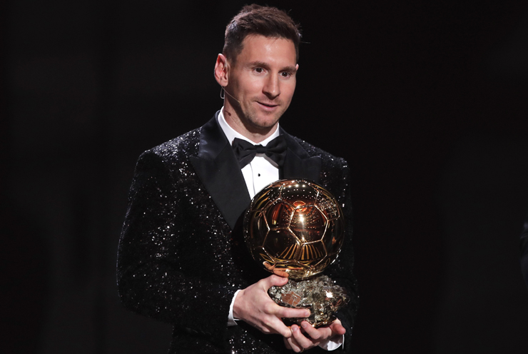 Lionel Messi Bintang Paris Saint-Germain Lionel Messi raih Ballon dOr ke-7. Dia mengalahkan dua pesaing lainnya yakni Robert Lewandowski dan Jorginho. (Foto: REUTERS/Benoit Tessier)
