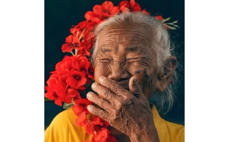 viral mbah mi Mbah Mi yang viral jadi model pemotretan. (Foto: TikTok @okyarisandireal)