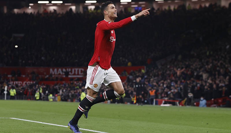 Striker Manchester United, Cristiano Ronaldo melepaskan tembakan dari titik putih saat melawan Norwich City dalam laga Liga Inggris 2021/2022 di Stadion Carrow Road, Minggu (12/12/2021). (Foto: REUTERS/Chris Radburn)