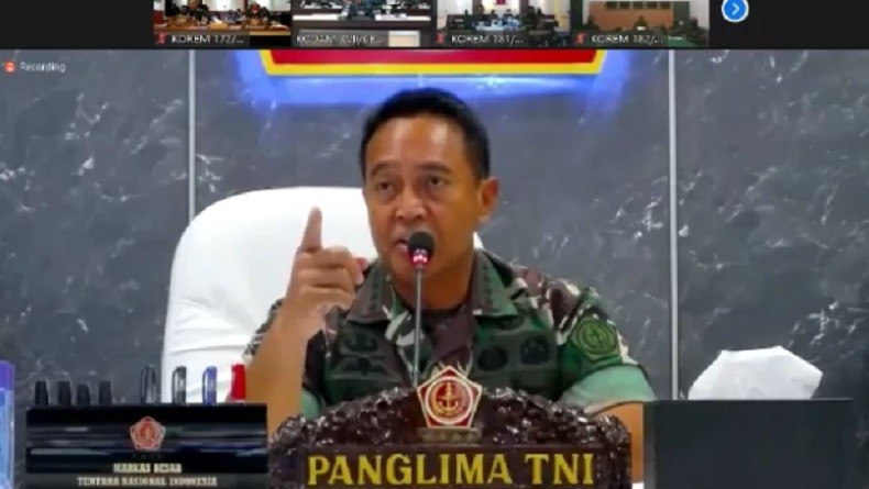 Panglima TNI Jenderal TNI Andika Perkasa saat memarahi Kepala Staf Korem (Kasrem) 174/ATW Merauke Kolonel Arh Hamim Tohari. (Foto: Istimewa).