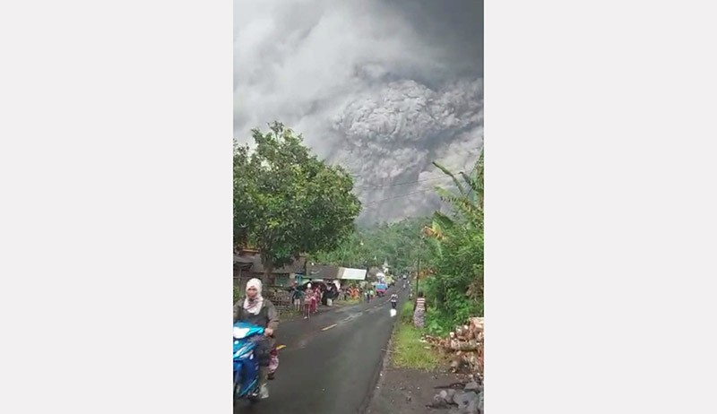 Warga berlarian menjauh ketika Gunung Semeru Meletus, Sabtu (4/12/2021) sore. (Foto: Instagram)