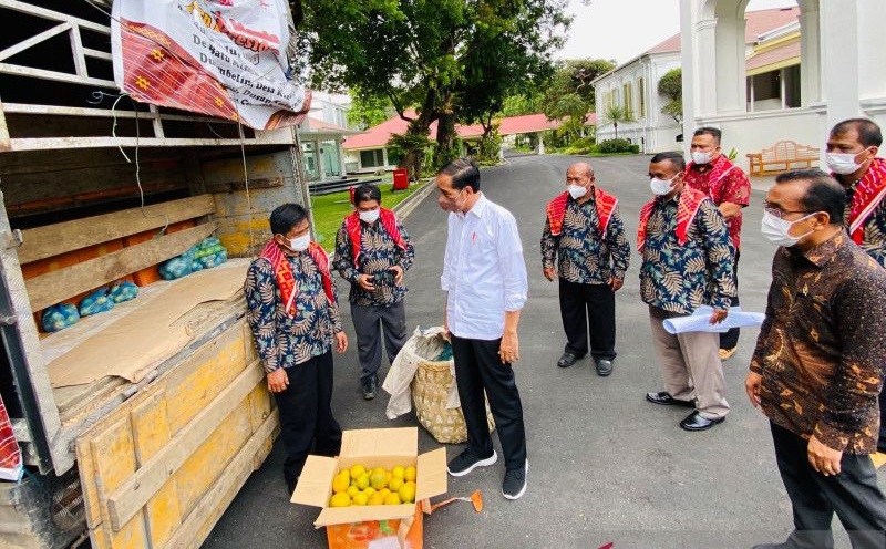 Jokowi menerima perwakilan warga Desa Liang Melas Datas, Kabupaten Karo, Sumatra Utara di Istana Merdeka, Senin (6/12/2021) yang membawakannya tiga ton jeruk. (Foto: Biro Pers Sekretariat Presiden)