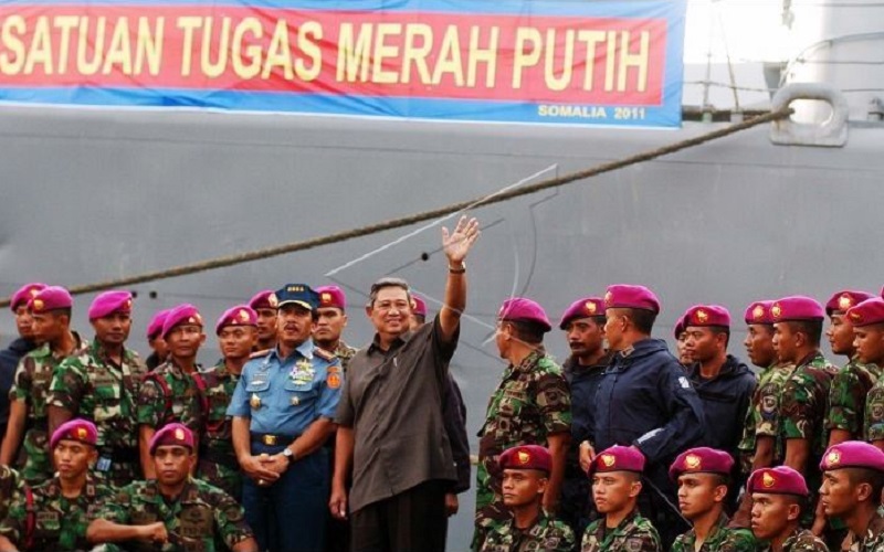 Presiden Susilo Bambang Yudhoyono (SBY) saat menyambut kedatangan Satgas Merah Putih usai membebaskan Kapal MV Sinar Kudus dari perompak Somalia di Dermaga Kolinlamil Tanjung Priok, Jakarta Utara, pada 22 Mei 2011 lalu. (Foto: Antara)