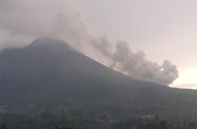 Gunung Merapi Luncurkan Awan Panas Guguran Sejauh 2.000 Meter, Status ...