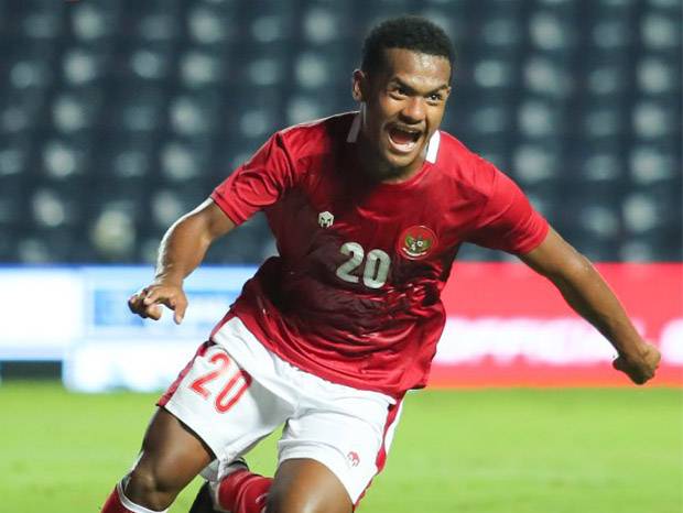 Striker Timnas Indonesia Ramai Rumakiek mencetak gol indah saat Skuad Garuda melibas Kamboja 4-2 di laga penyisihan Grup B Piala AFF 2020. (foto: Sindonews.com).