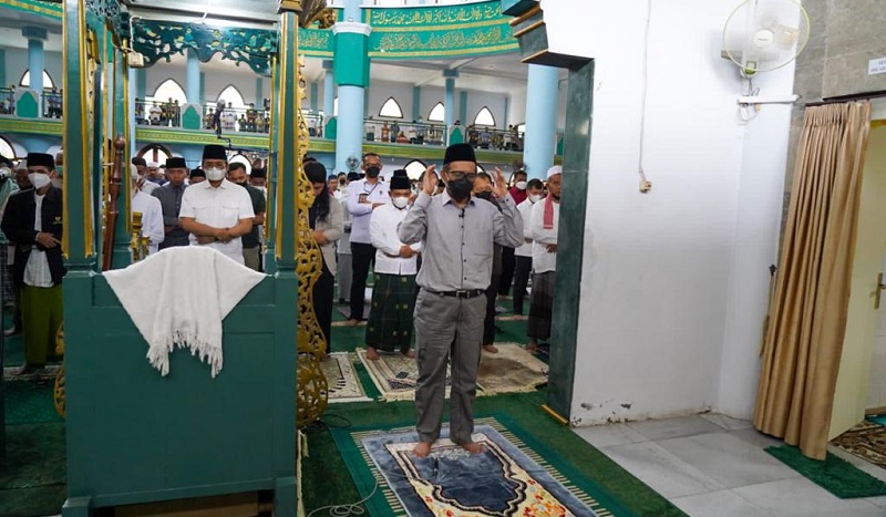 Jadi Imam Gus Miftah, Mahfud MD Pimpin Salat Gaib untuk Korban Erupsi Gunung Semeru 