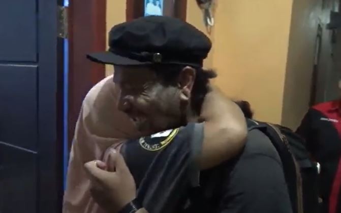 Romadoni (Doni) dipeluk erat ibunya, Sumartina setelah terpisah 30 tahun di Jember. (Foto: iNews TV/Bambang Sugiarto)