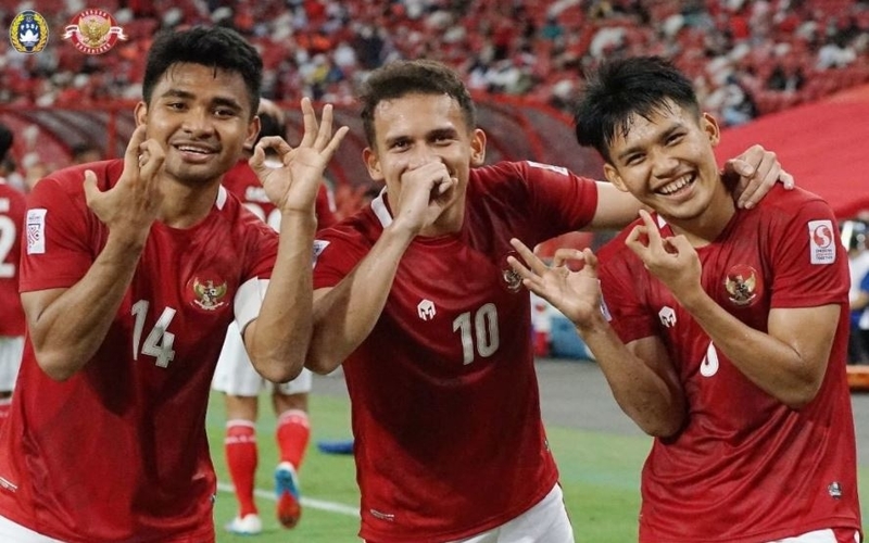 Tiga pemain bintang Timnas Indonesia, Asnawi Mangkualam, Egy Maulana Vikri, dan Witan Sulaeman merayakan kemenangan 4-2 atas Singapura dalam laga leg 2 semifinal Piala AFF 2020 di Stadion National, Sabtu (25/12/2021). (Foto: Instagram/@PSSI)