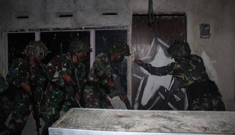 Marinir 3 Prajurit Marinir 'Beruang Perkasa' Yonmarhanlan XIII Tarakan latihan operasi lawan gerilya di Tarakan, Kalimantan Utara. (Foto akun IG Marinir TNI AL).