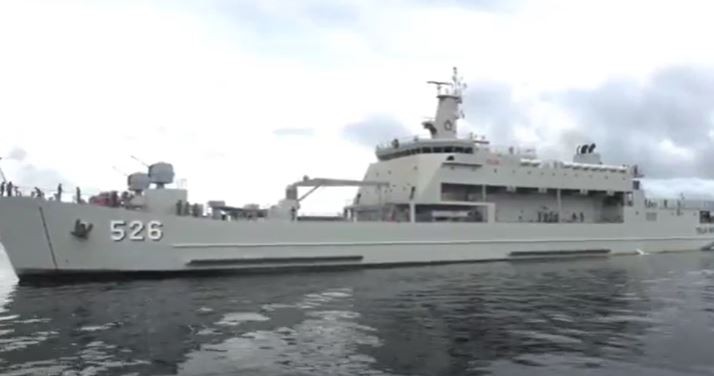 Kapal Perang KRi Teluk Weda tiba di Dermaga Lantamal III Sorong. (Foto: iNews TV/Chanry Andrew S)