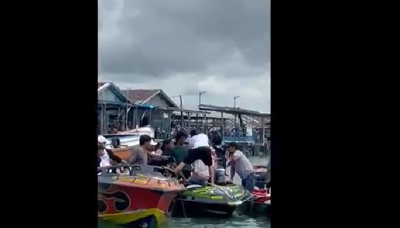 Peserta lomba speedboat di Tarakan dipukuli sekelompok orang. (Foto: iNews/Usman Coddang)