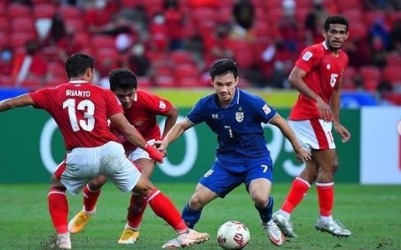 Pemain andalan Timnas Thailand, Supachok Sarachat berusaha melewati hadangan dua pemain Indonesia, Rachmat Irianto dan Asnawi Mangkualam dalam leg pertama final Piala AFF 2020 di Stadion National, Rabu (29/12/2021) (Foto: Instagram/@supachok_19)